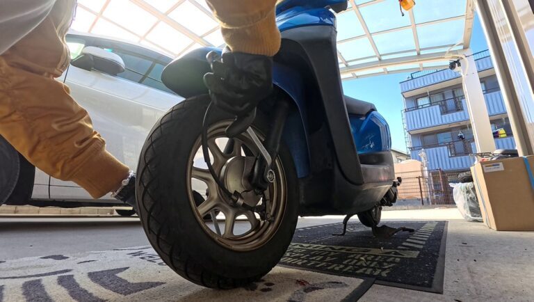 フロントフォークの取り外し